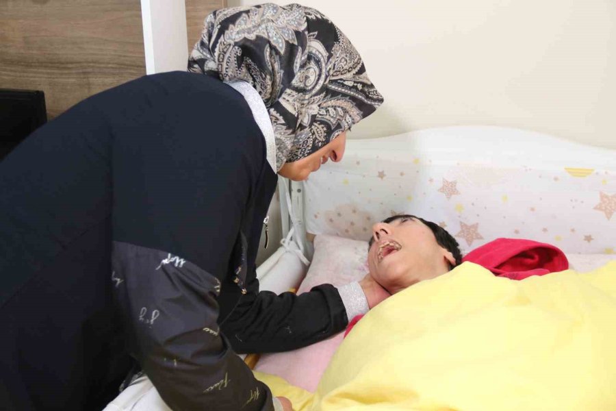 Eşinin "ne Haliniz Varsa Görün" Diyerek Terk Ettiği Kadın 33 Yıldır Engelli Kızına Tek Başına Bakıyor