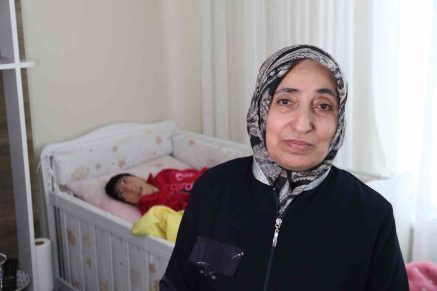 Eşinin "ne Haliniz Varsa Görün" Diyerek Terk Ettiği Kadın 33 Yıldır Engelli Kızına Tek Başına Bakıyor