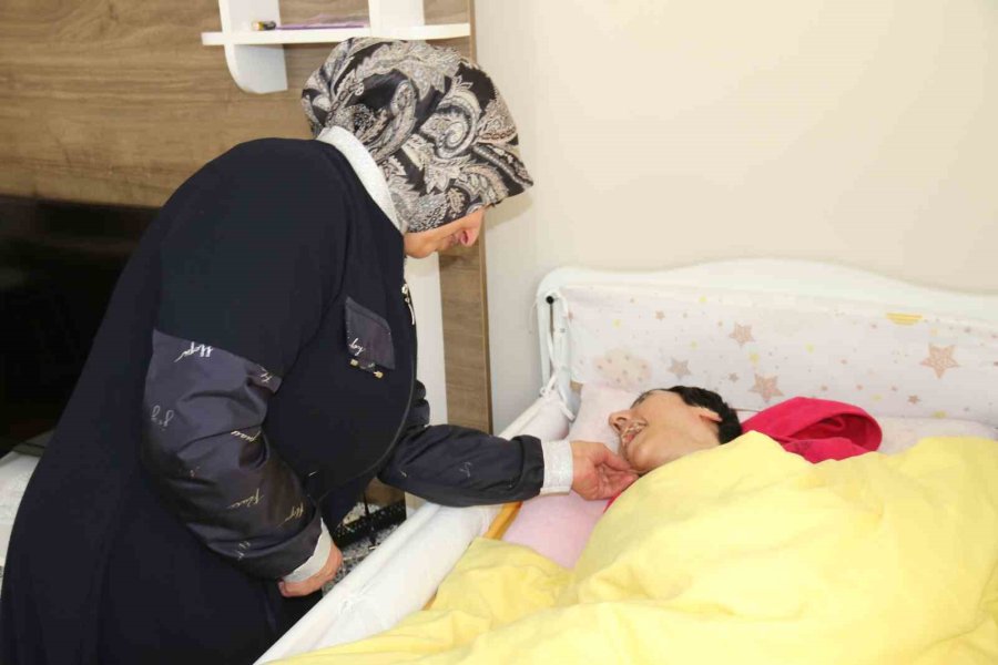 Eşinin "ne Haliniz Varsa Görün" Diyerek Terk Ettiği Kadın 33 Yıldır Engelli Kızına Tek Başına Bakıyor