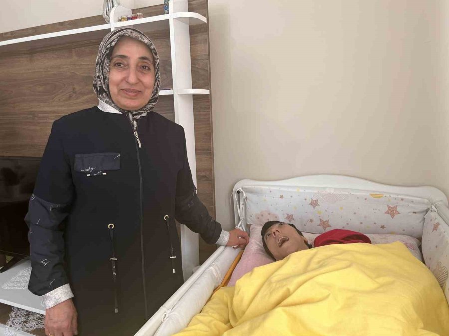 Eşinin "ne Haliniz Varsa Görün" Diyerek Terk Ettiği Kadın 33 Yıldır Engelli Kızına Tek Başına Bakıyor