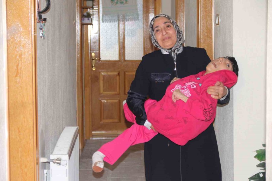 Eşinin "ne Haliniz Varsa Görün" Diyerek Terk Ettiği Kadın 33 Yıldır Engelli Kızına Tek Başına Bakıyor