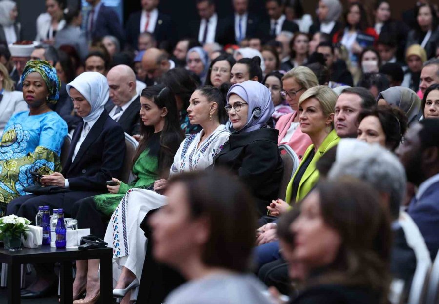 Emine Erdoğan: "yalnızca Sözde Değil, Özde Bir Birlikteliğin İnşa Edilmesinin Ne Denli Hayati Olduğunu Hatırlatan Güçlü Bir Ses"