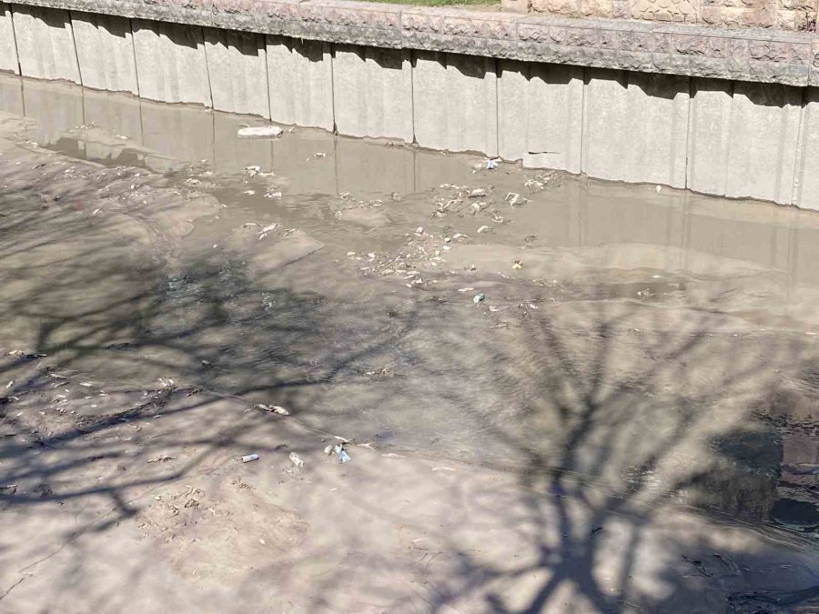 Suyu Azaltılan Porsuk Çayı’nda İlginç Manzara