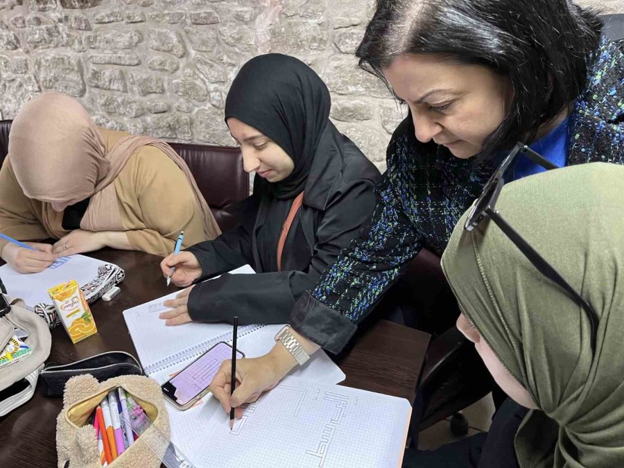 Karatay’da Geleneksel Sanatlar Yabancı Öğrencilerle Buluşuyor