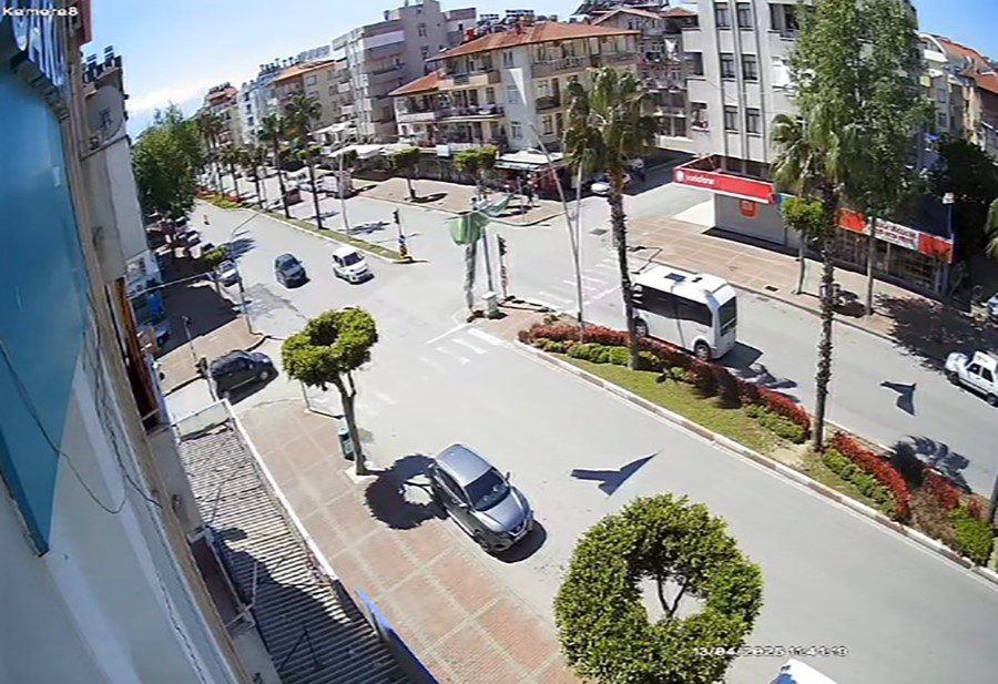 Antalya’da Kırmızı Işık İhlali Kazaya Neden Oldu: 1 Yaralı