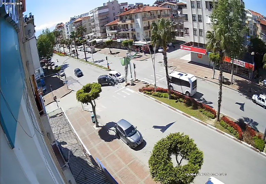Antalya’da Kırmızı Işık İhlali Kazaya Neden Oldu: 1 Yaralı