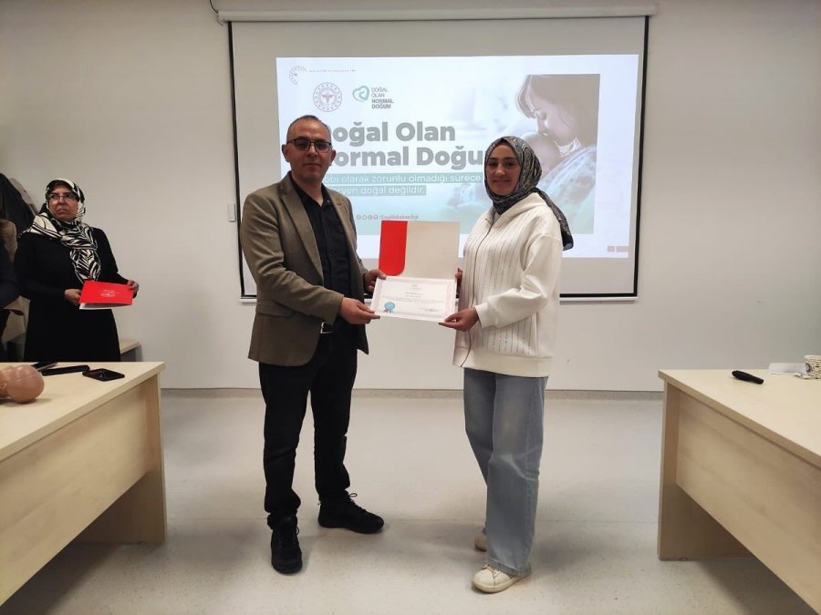 Niğde’de Ebeler İçin Afet Ve Doğum Eğitimi Verildi