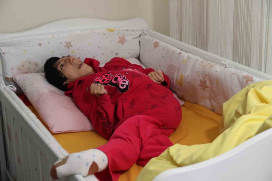 Eşinin "ne Haliniz Varsa Görün" Diyerek Terk Ettiği Kadın 33 Yıldır Engelli Kızına Tek Başına Bakıyor