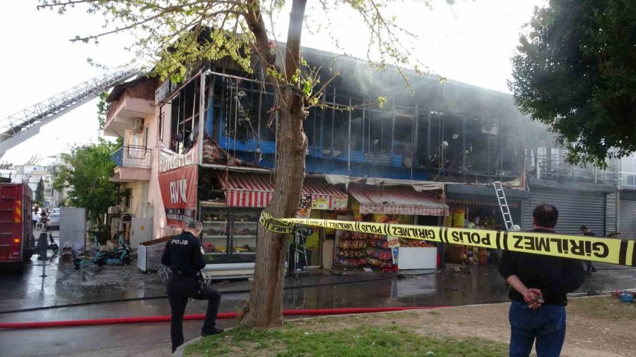 Market Yangınında Kendilerini Dışarı Atan İşletme Sahibi Kadın Ve Oğlu Gözyaşlarına Boğuldu