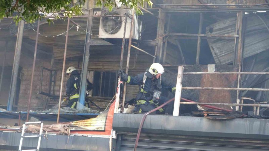 Market Yangınında Kendilerini Dışarı Atan İşletme Sahibi Kadın Ve Oğlu Gözyaşlarına Boğuldu