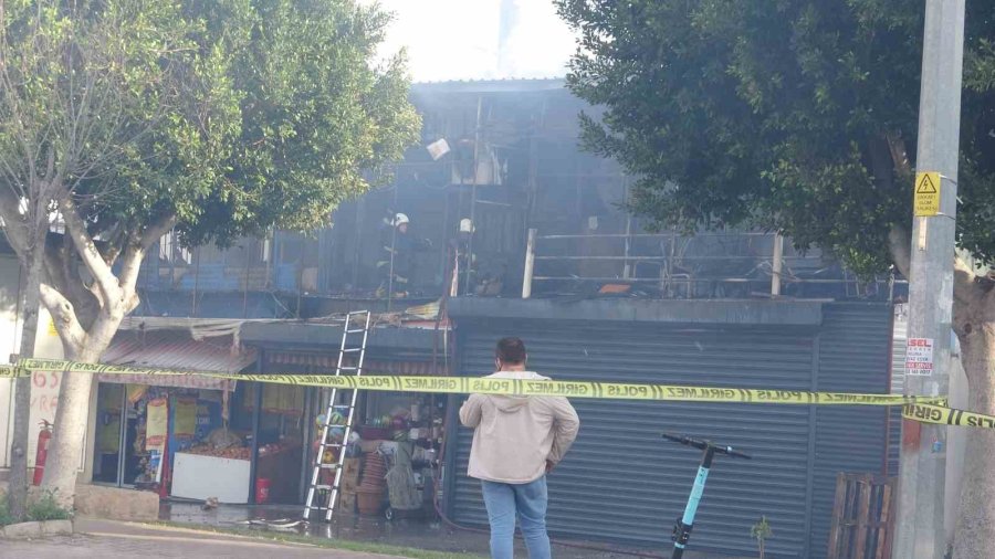 Market Yangınında Kendilerini Dışarı Atan İşletme Sahibi Kadın Ve Oğlu Gözyaşlarına Boğuldu