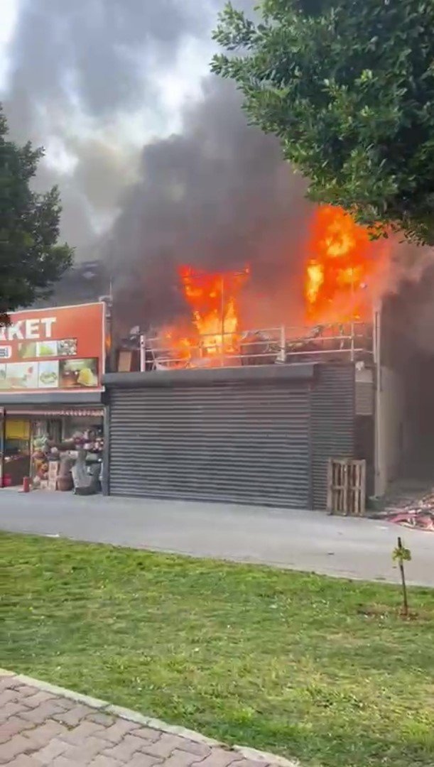 Market Yangınında Kendilerini Dışarı Atan İşletme Sahibi Kadın Ve Oğlu Gözyaşlarına Boğuldu