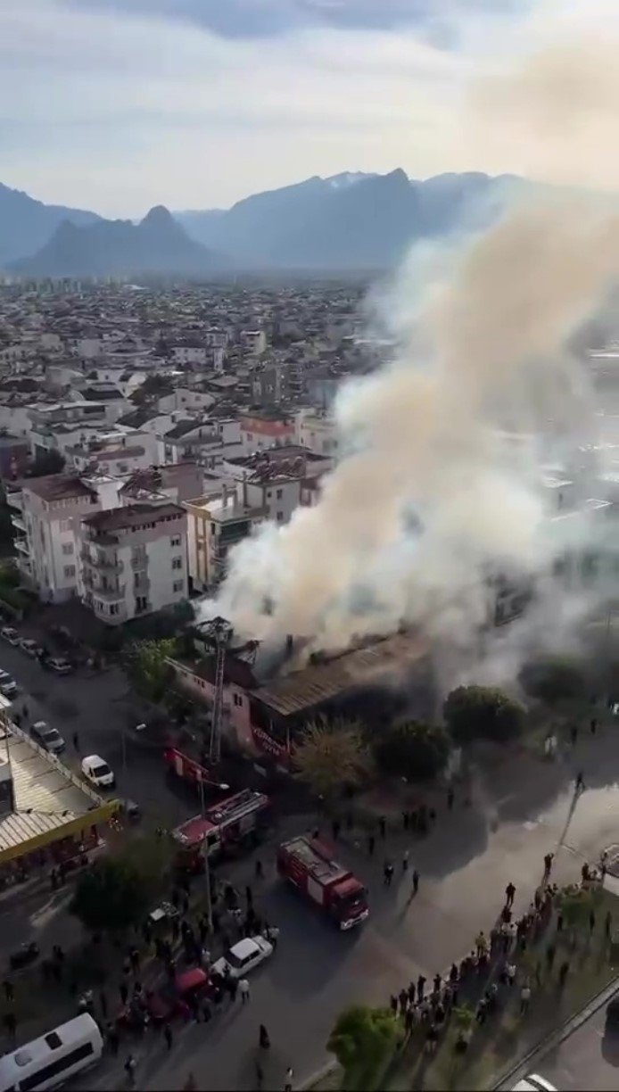 Market Yangınında Kendilerini Dışarı Atan İşletme Sahibi Kadın Ve Oğlu Gözyaşlarına Boğuldu