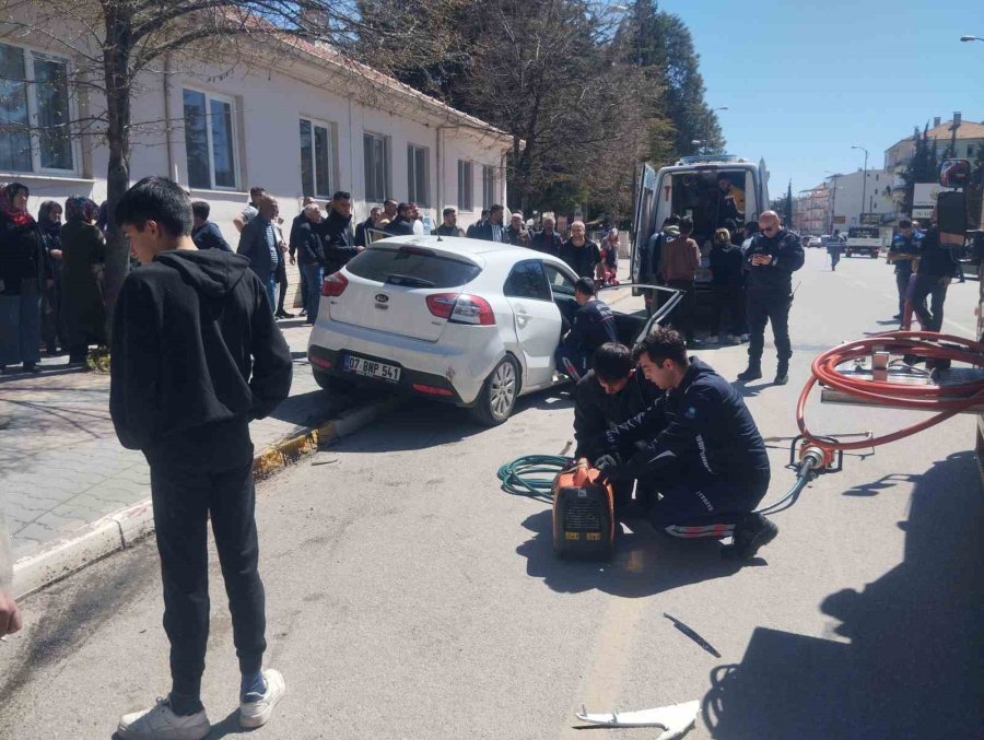 Antalya’da İki Otomobil Çarpıştı: 4 Yaralı