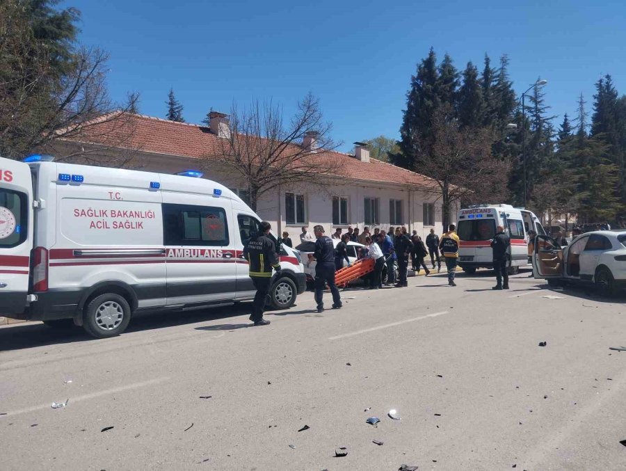Antalya’da İki Otomobil Çarpıştı: 4 Yaralı