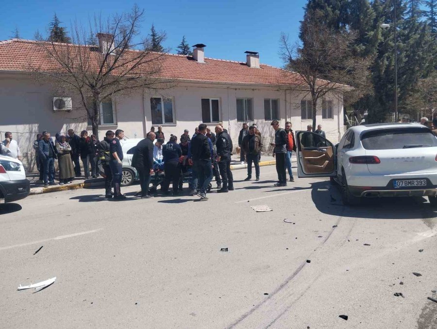 Antalya’da İki Otomobil Çarpıştı: 4 Yaralı