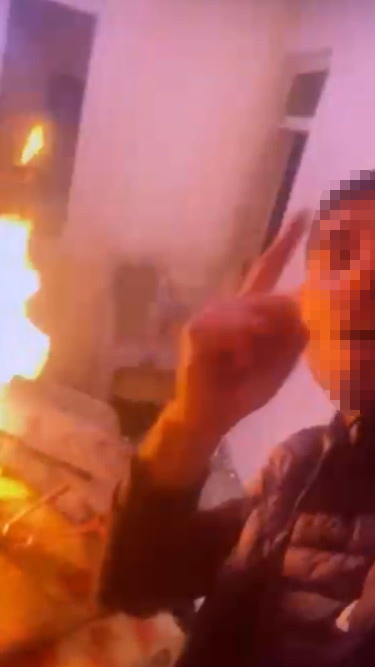 Annesine Kızıp Evi Ateşe Verdi, O Anları Da Canlı Yayınladı