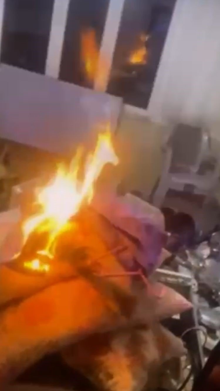 Annesine Kızıp Evi Ateşe Verdi, O Anları Da Canlı Yayınladı