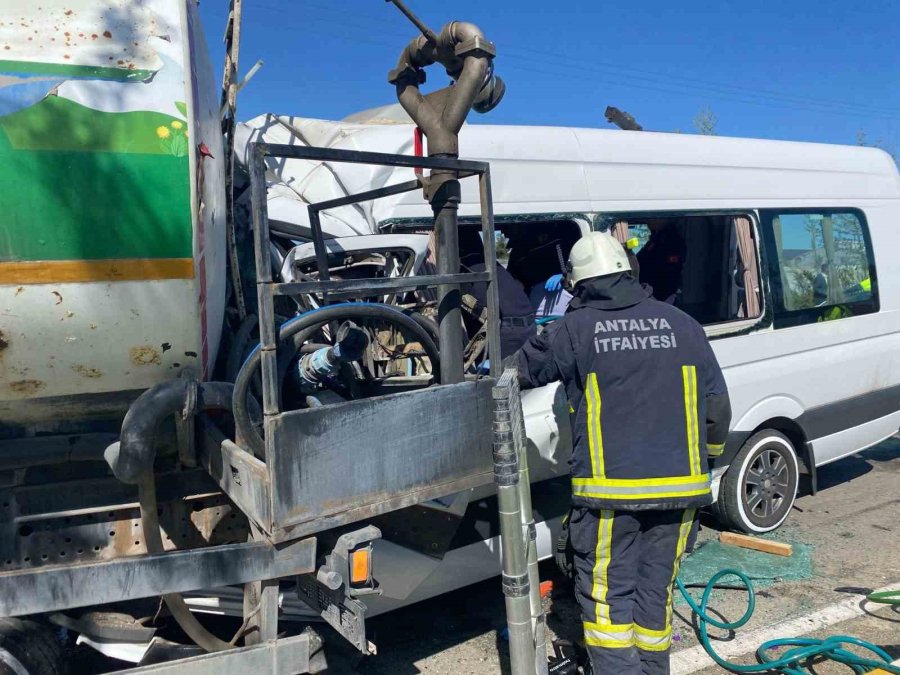 Serik’te Sulama Kamyonu İle Tur Minibüsü Çarpıştı: 6 Yaralı