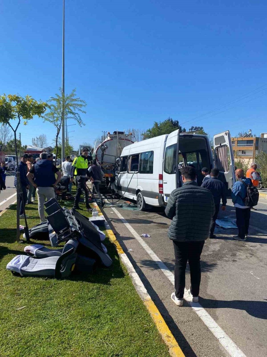 Serik’te Sulama Kamyonu İle Tur Minibüsü Çarpıştı: 6 Yaralı