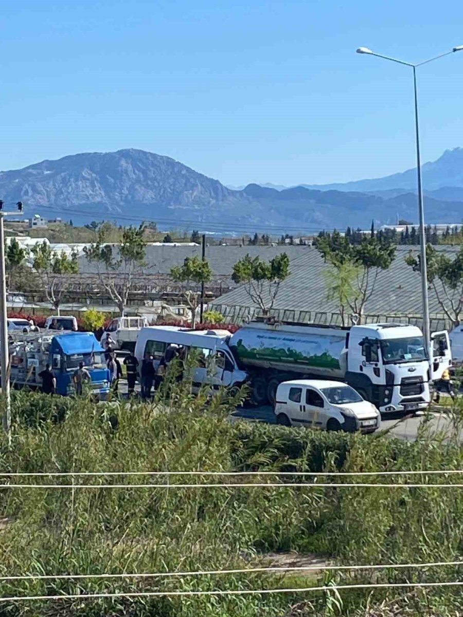 Serik’te Sulama Kamyonu İle Tur Minibüsü Çarpıştı: 6 Yaralı