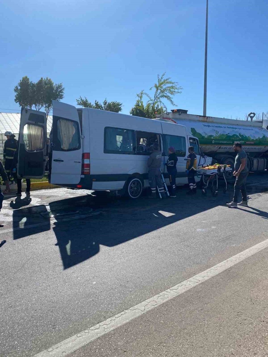 Serik’te Sulama Kamyonu İle Tur Minibüsü Çarpıştı: 6 Yaralı