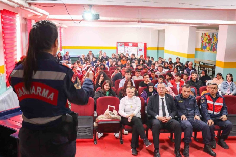 Jandarma Kadına Yönelik Şiddetle İlgili Bilgilendirdi