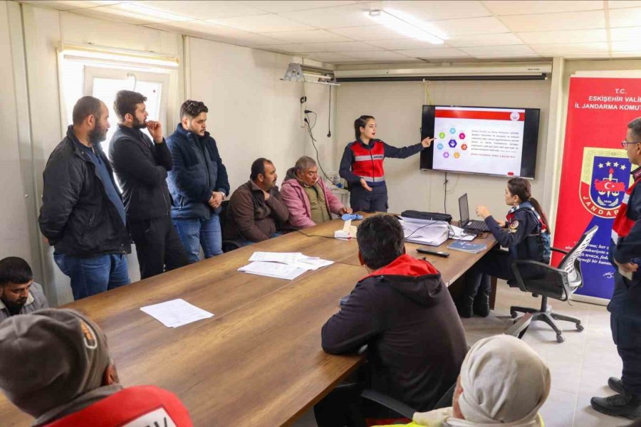 Jandarma Kadına Yönelik Şiddetle İlgili Bilgilendirdi