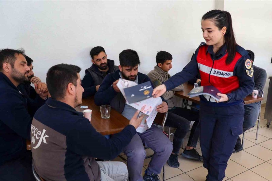 Jandarma Kadına Yönelik Şiddetle İlgili Bilgilendirdi