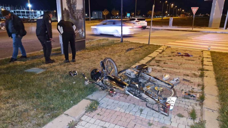 Otomobile Çarpan Motosiklet 15 Metre İleriye Savruldu: 1 Ölü, 1 Yaralı