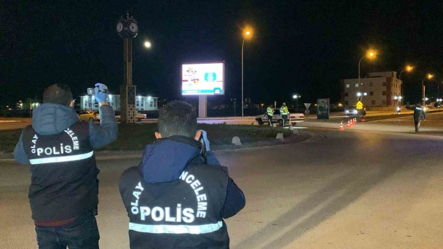 Otomobile Çarpan Motosiklet 15 Metre İleriye Savruldu: 1 Ölü, 1 Yaralı