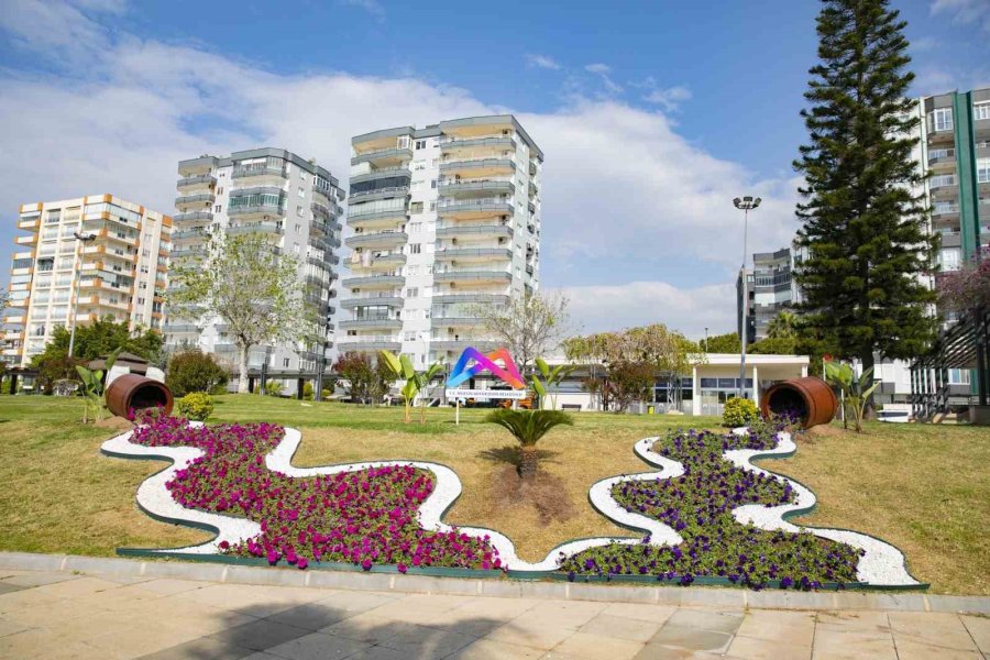 Mersin Rengarenk Çiçeklerle Baharı Karşılıyor