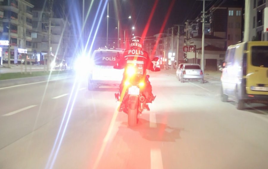 Polisi Alarma Geçiren Alkollü Kadınlar Gazeteciyi Darbedip Tehdit Etti