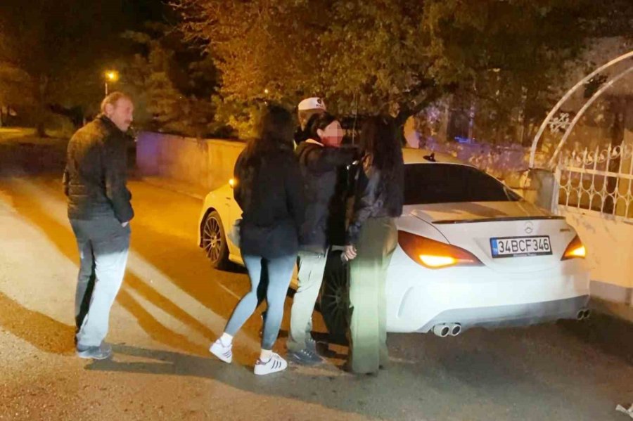 Polisi Alarma Geçiren Alkollü Kadınlar Gazeteciyi Darbedip Tehdit Etti