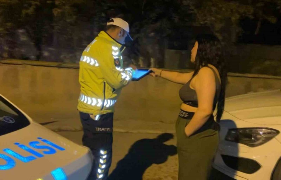 Polisi Alarma Geçiren Alkollü Kadınlar Gazeteciyi Darbedip Tehdit Etti