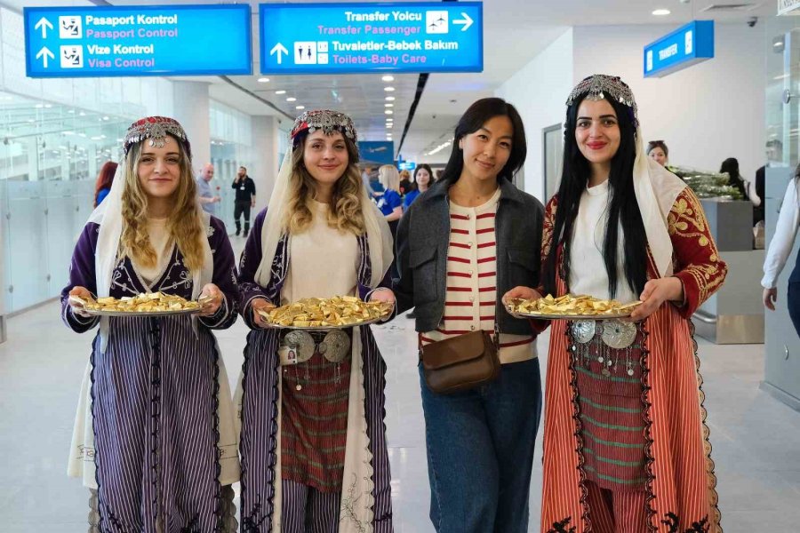 Yenilenen Antalya Havalimanı İlk Yolcularını Karşıladı