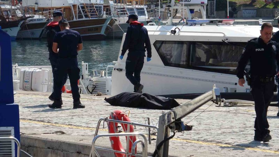 Antalya’da Deniz Yüzeyinde Erkek Cesedi Bulundu