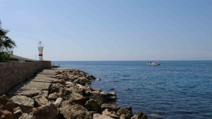 Antalya’da Deniz Yüzeyinde Erkek Cesedi Bulundu