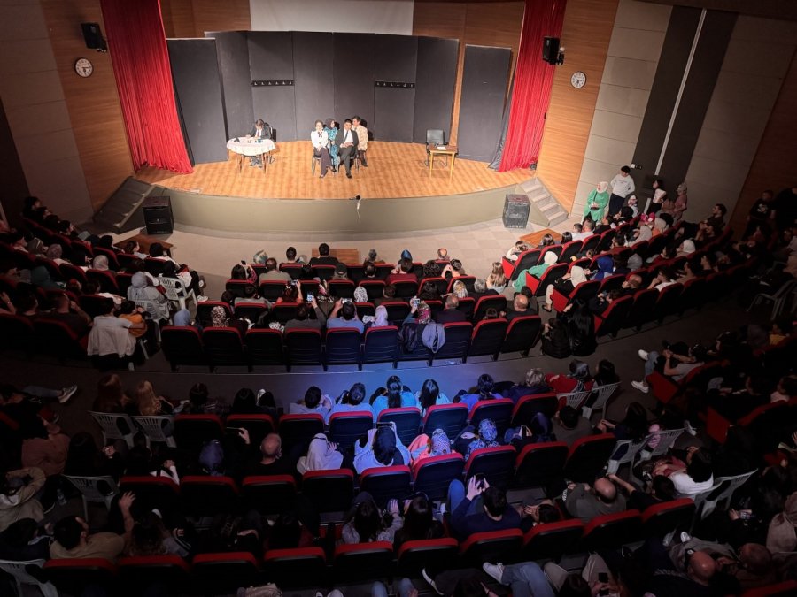 Mektep Melikgazi’nin Oyuncuları Performanslarıyla Alkış Topladı