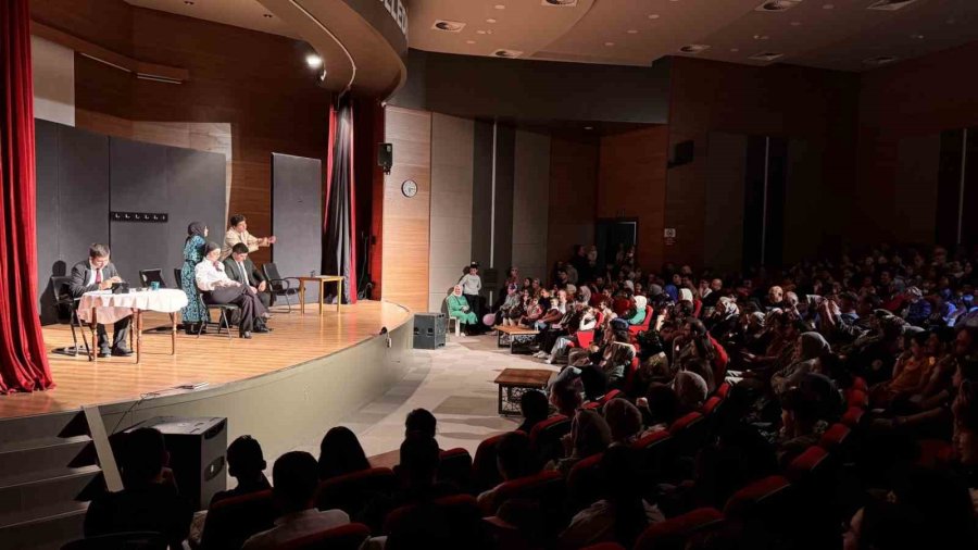 Mektep Melikgazi’nin Oyuncuları Performanslarıyla Alkış Topladı