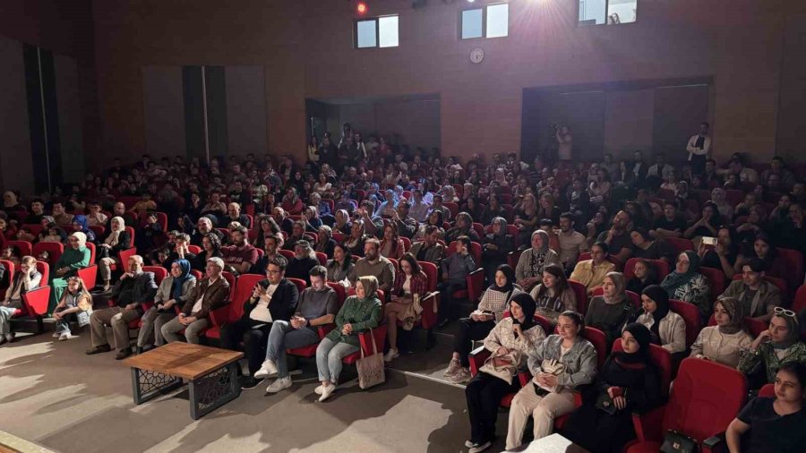 Mektep Melikgazi’nin Oyuncuları Performanslarıyla Alkış Topladı