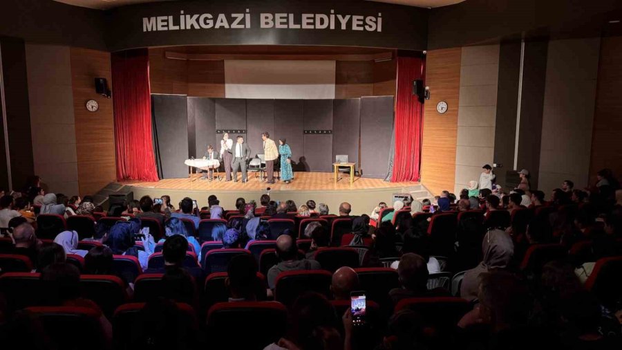 Mektep Melikgazi’nin Oyuncuları Performanslarıyla Alkış Topladı
