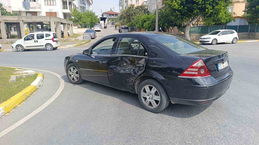 Motosikletliye Takla Attıran Kaza Kamerada