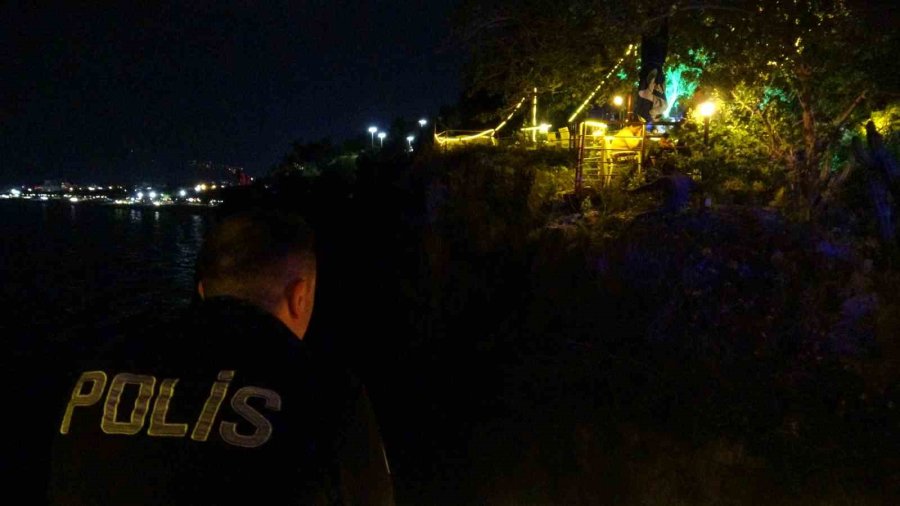 Sevgilisiyle Tartışıp 25 Metrelik Falezlere Çıktı, 2,5 Saatte İkna Edilebildi