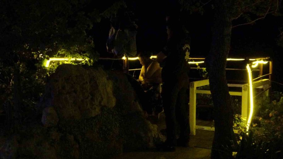 Sevgilisiyle Tartışıp 25 Metrelik Falezlere Çıktı, 2,5 Saatte İkna Edilebildi