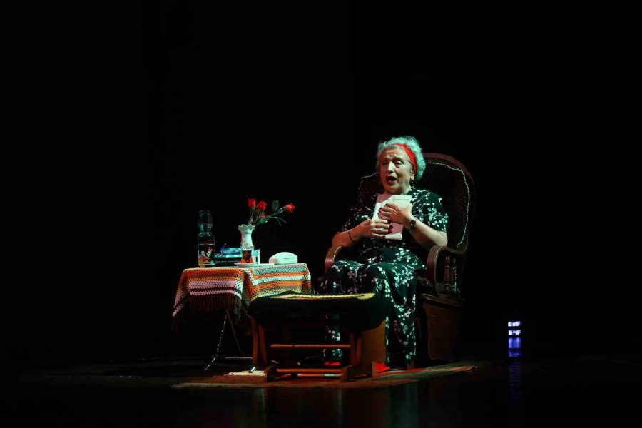 Aktif Yaşlı Merkezi Tiyatrocuları "ahlar Ağacı" İle İzleyiciden Tam Not Aldı