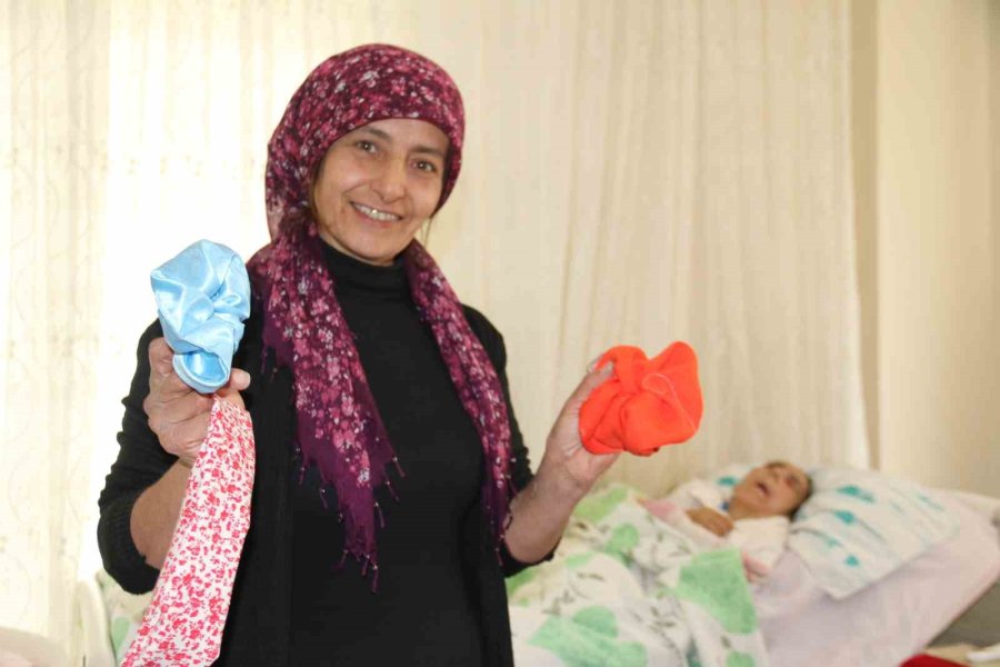 Yatağa Bağlı Annesine Bakmak İçin Belediyedeki İşini Bırakan Kadın, Diktiği Tokalarla Geçimini Sağlıyor