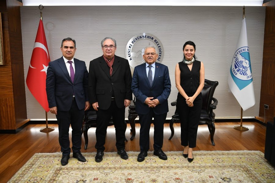 Başkan Büyükkılıç, Kente Katkı Sağlayan Misafirlerini Makamında Ağırladı