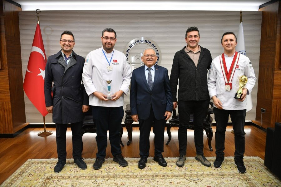 Başkan Büyükkılıç, Kente Katkı Sağlayan Misafirlerini Makamında Ağırladı