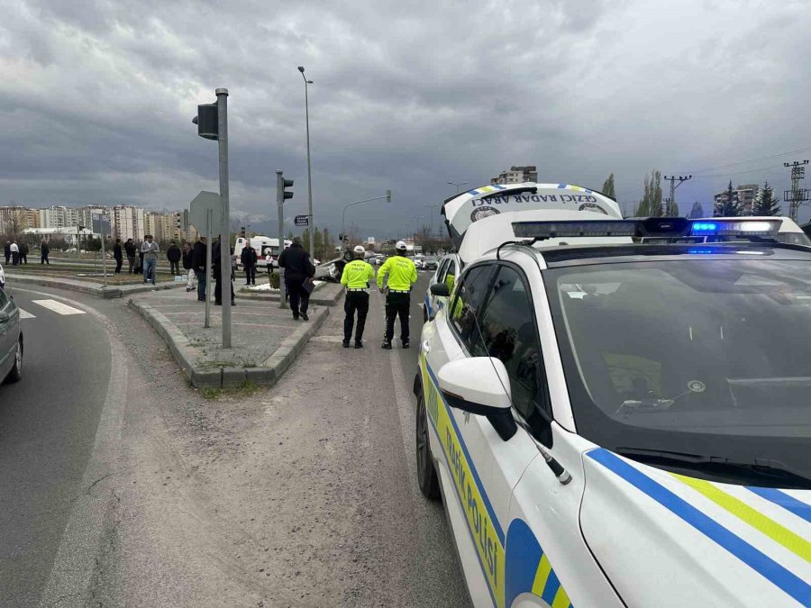 Belediye Otobüsü İle Otomobil Çarpıştı: 9 Yaralı